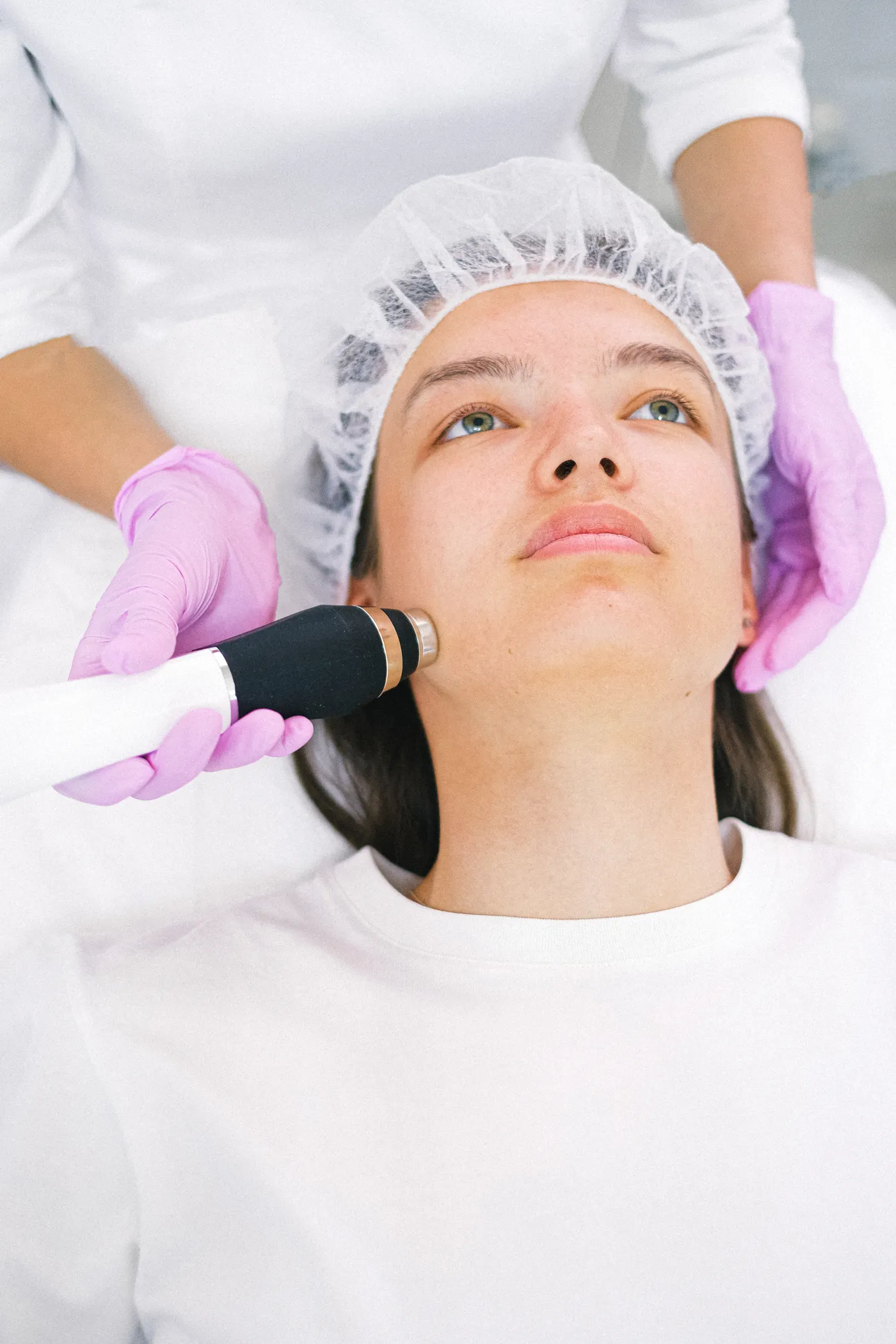 Tratamiento profesional de cuidado facial en clínica