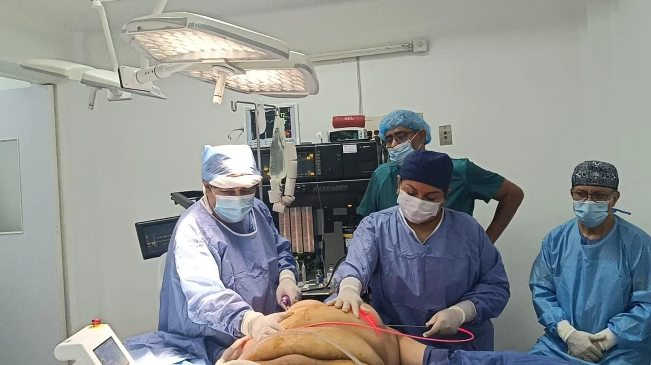 Equipo médico durante capacitación práctica en quirófano