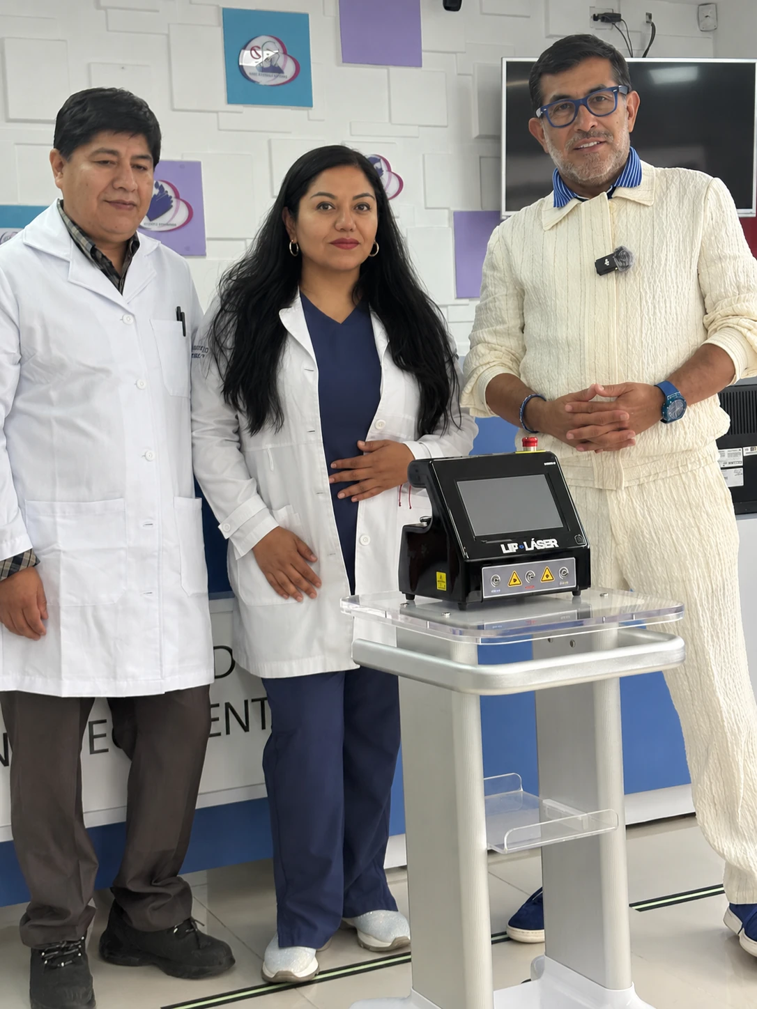 Dr. Gabriel Cubillos y Dra. Miriam posando junto al equipo de lipólisis láser